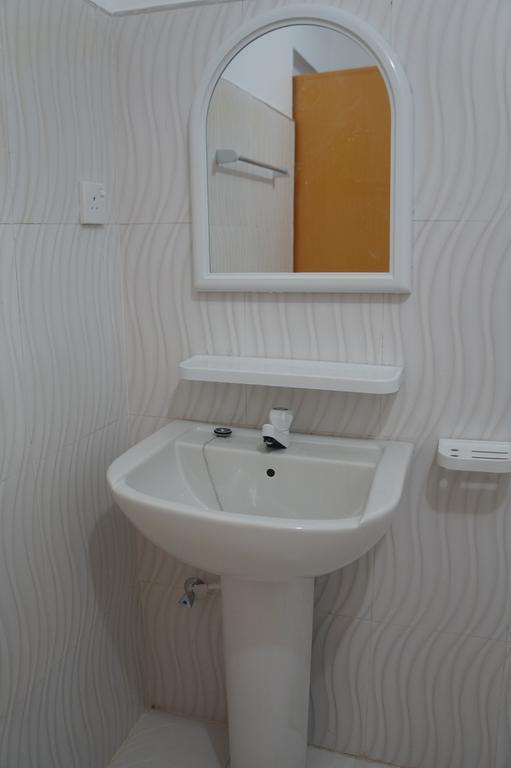 Little White House Hotel Trincomalee Luaran gambar